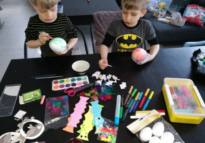Szymon z bratem malują jajeczka